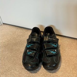 Women’s Black Pearl Izumi cycling shoes, like new, size 39